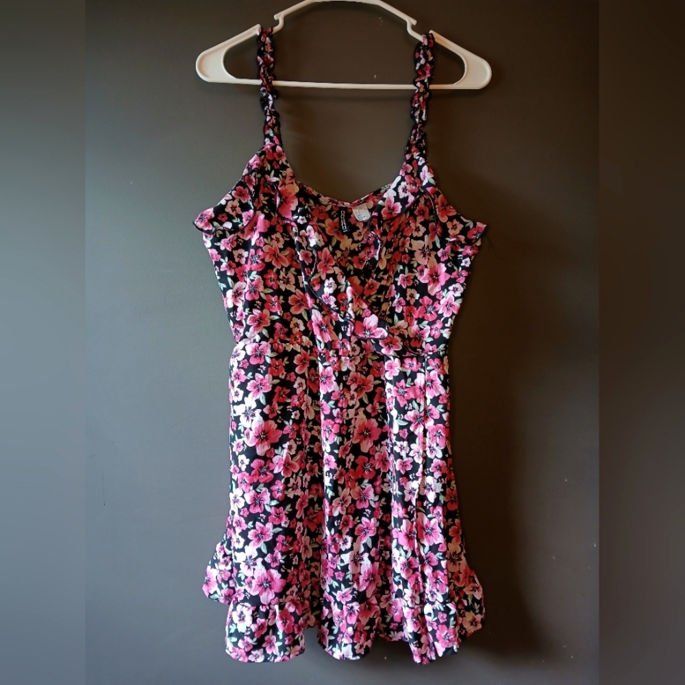 DIVIDED WOMEN'S MEDIUM PINK AND BLACK FLORAL SUMMER DRESS 🩷🖤